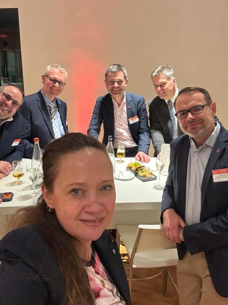 ...</p>
						                            <div class=